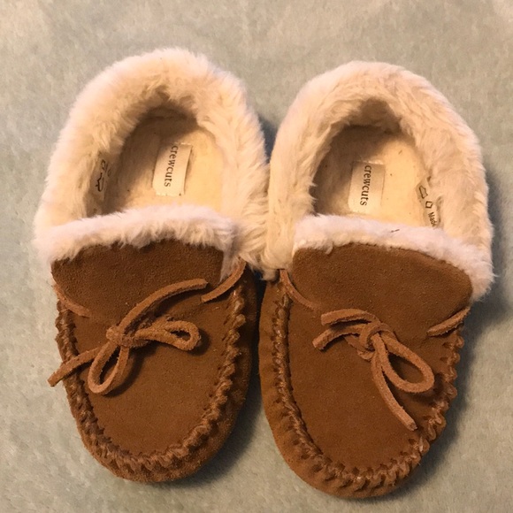 🧜🏾‍♀️ Kids' faux-shearling lodge moccasins - Picture 2 of 4